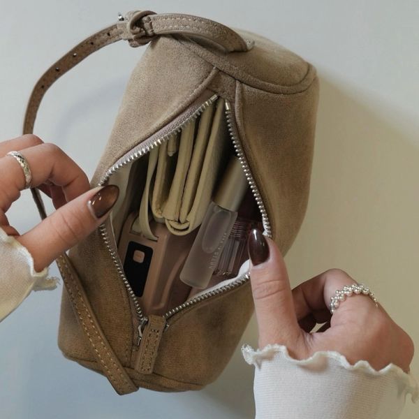 秋冬必備麂皮小包 