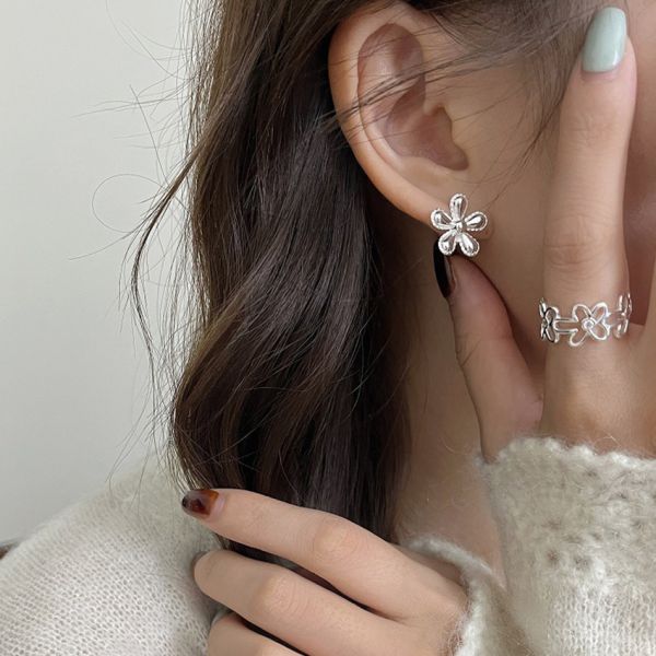 花花滾邊圓珠 易扣耳環 韓系純銀耳環,S925抗敏耳釘,女生氣質耳環推薦,小巧純銀耳環,抗敏耳環不過敏,百搭日常耳環,簡約韓系耳飾