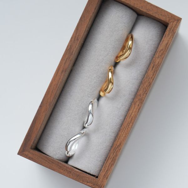 小波浪亮面 易扣耳環 