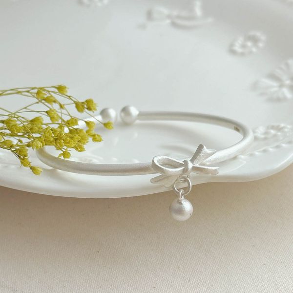 質感霧銀 蝴蝶結鈴鐺設計 