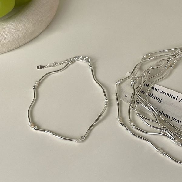 流光裡的珍珠手鍊 