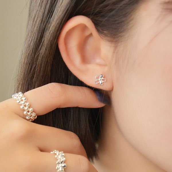 很特別的小花！ 純銀轉珠耳環 韓系純銀耳環,S925抗敏耳釘,女生氣質耳環推薦,小巧純銀耳環,抗敏耳環不過敏,百搭日常耳環,簡約韓系耳飾