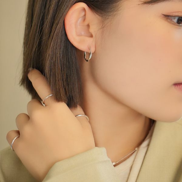 日常輕盈感！流線純銀易扣耳環 韓系純銀耳環,S925抗敏耳釘,女生氣質耳環推薦,小巧純銀耳環,抗敏耳環不過敏,百搭日常耳環,簡約韓系耳飾