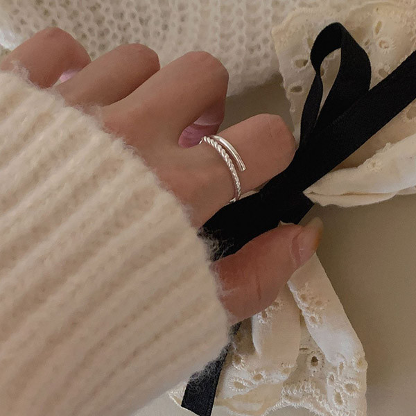 本期最推！極細交錯百搭 純銀戒指 