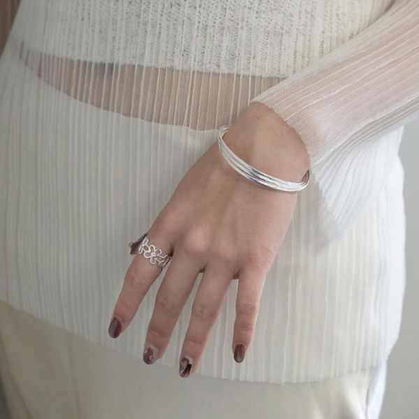 一看就被美暈！有點未來感線條手鐲 