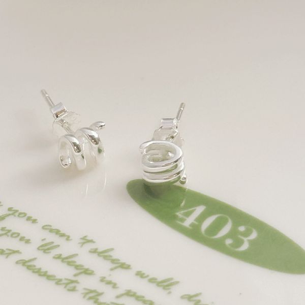 小彈簧 迷你純銀小耳釘 韓系純銀耳環,S925抗敏耳釘,女生氣質耳環推薦,小巧純銀耳環,抗敏耳環不過敏,百搭日常耳環,簡約韓系耳飾