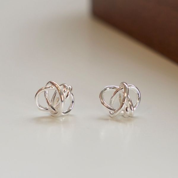 愛心線條纏繞耳釘 