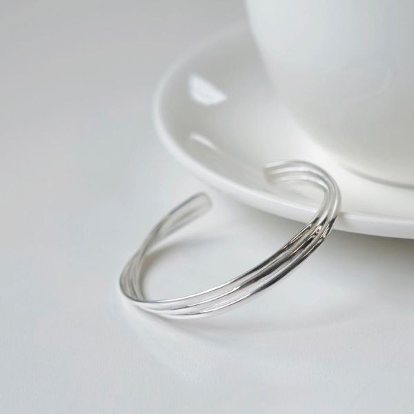 一看就被美暈！有點未來感線條手鐲 