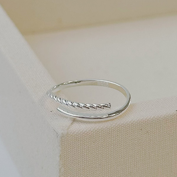 本期最推！極細交錯百搭 純銀戒指 
