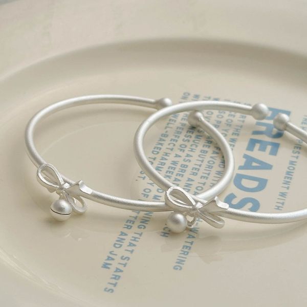 質感霧銀 蝴蝶結鈴鐺設計 