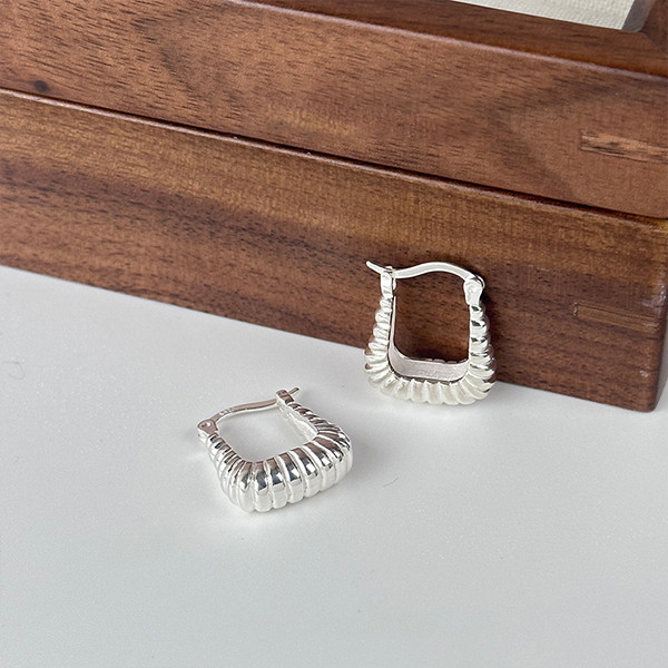 個性！厚磅螺紋綻放 壓扣耳環 