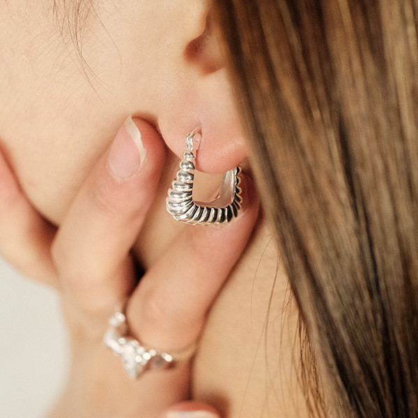 個性！厚磅螺紋綻放 壓扣耳環 