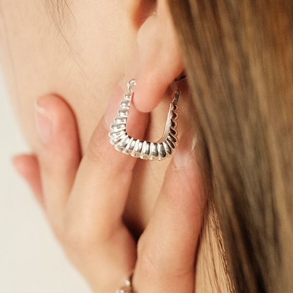 個性！厚磅螺紋綻放 壓扣耳環 