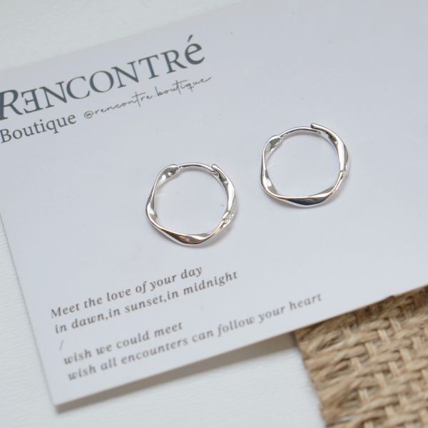 日常輕盈感！流線純銀易扣耳環 韓系純銀耳環,S925抗敏耳釘,女生氣質耳環推薦,小巧純銀耳環,抗敏耳環不過敏,百搭日常耳環,簡約韓系耳飾