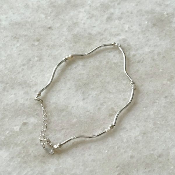 流光裡的珍珠手鍊 