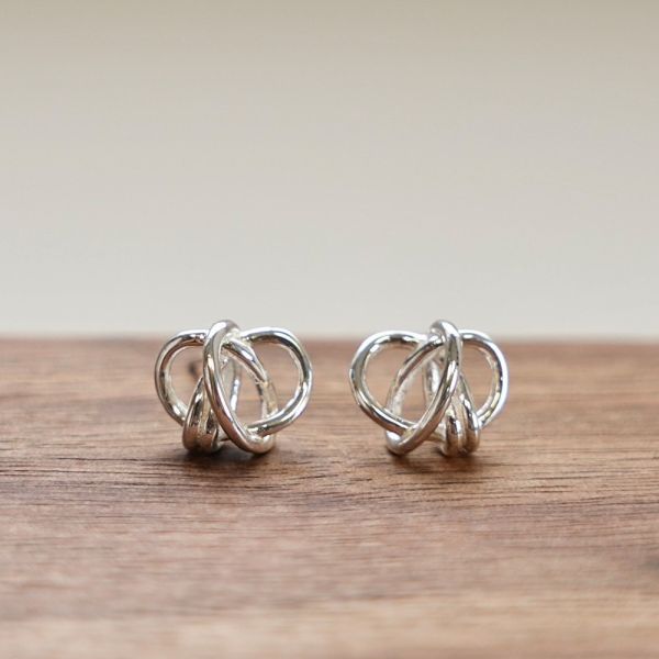 愛心線條纏繞耳釘 