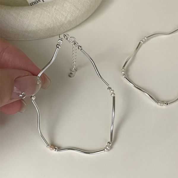 流光裡的珍珠手鍊 