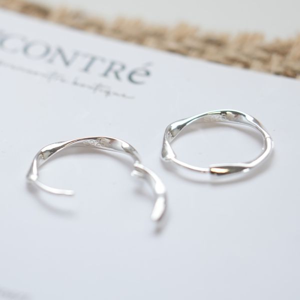 日常輕盈感！流線純銀易扣耳環 韓系純銀耳環,S925抗敏耳釘,女生氣質耳環推薦,小巧純銀耳環,抗敏耳環不過敏,百搭日常耳環,簡約韓系耳飾