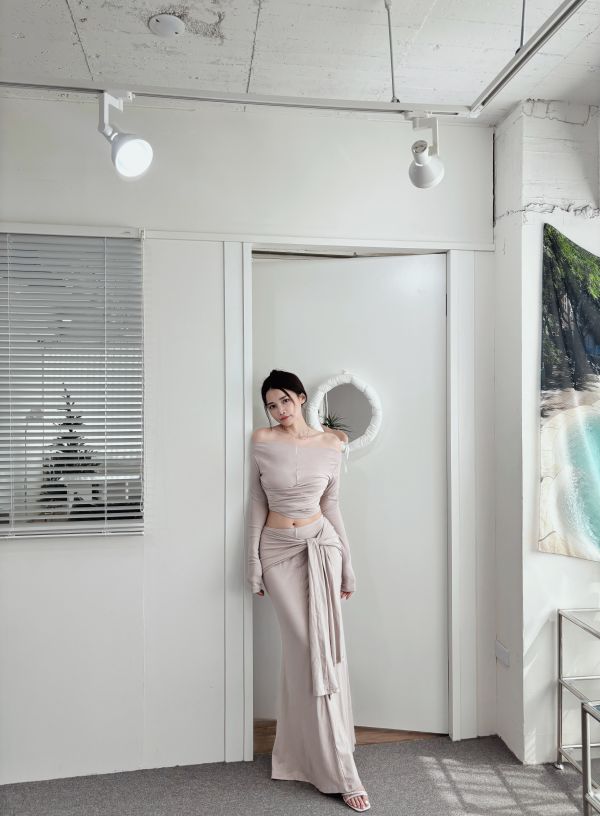 COZY氣質一字領扭結+長裙套裝 氣質杏 