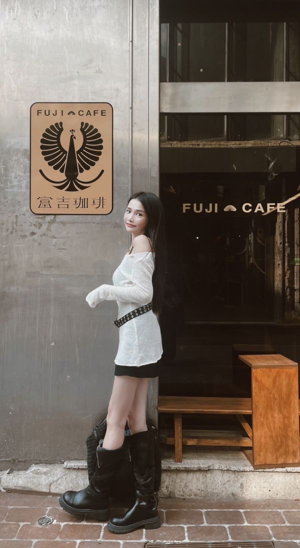 早秋純欲氣質薄針織割破上衣(皮帶另售) 