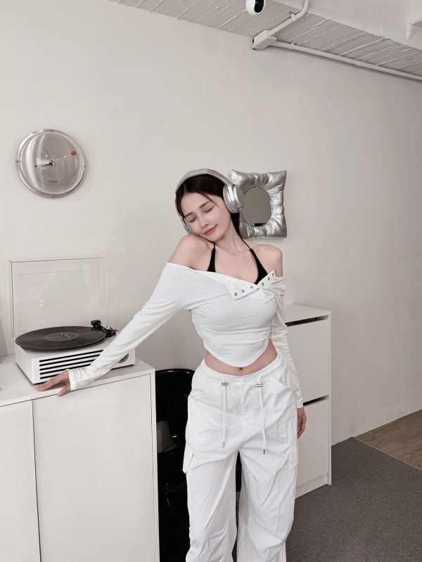 COZY 真兩件繞脖Bratop+排釦圓弧上衣套裝 白 