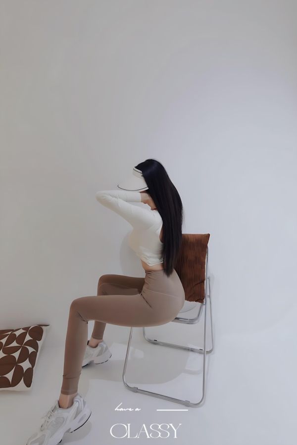 設計簍空提臀蜜桃瑜珈褲-卡其 設計簍空提臀蜜桃瑜珈褲