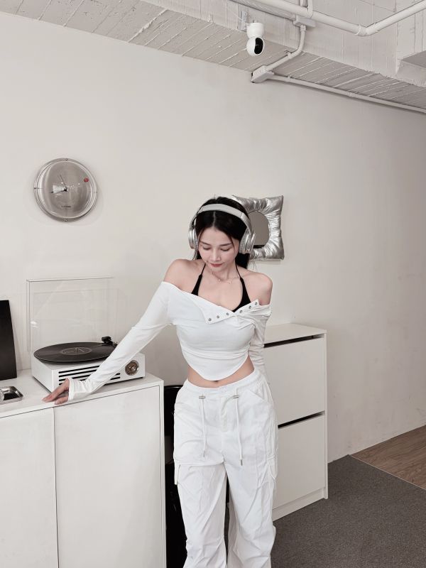 COZY 真兩件繞脖Bratop+排釦圓弧上衣套裝 白 