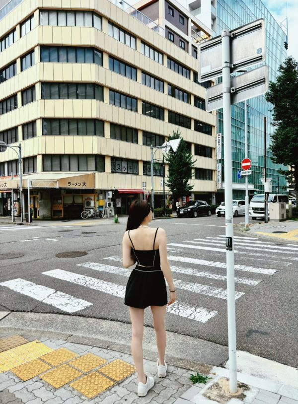 NAGOYA本期大推假兩件繞脖線條Bratop 黑 