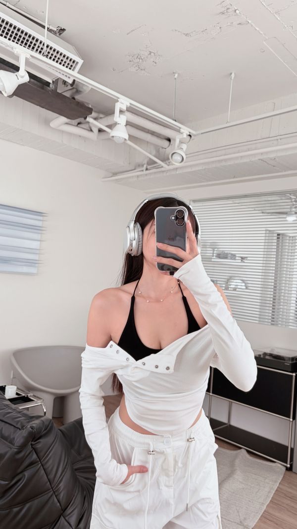 COZY 真兩件繞脖Bratop+排釦圓弧上衣套裝 白 