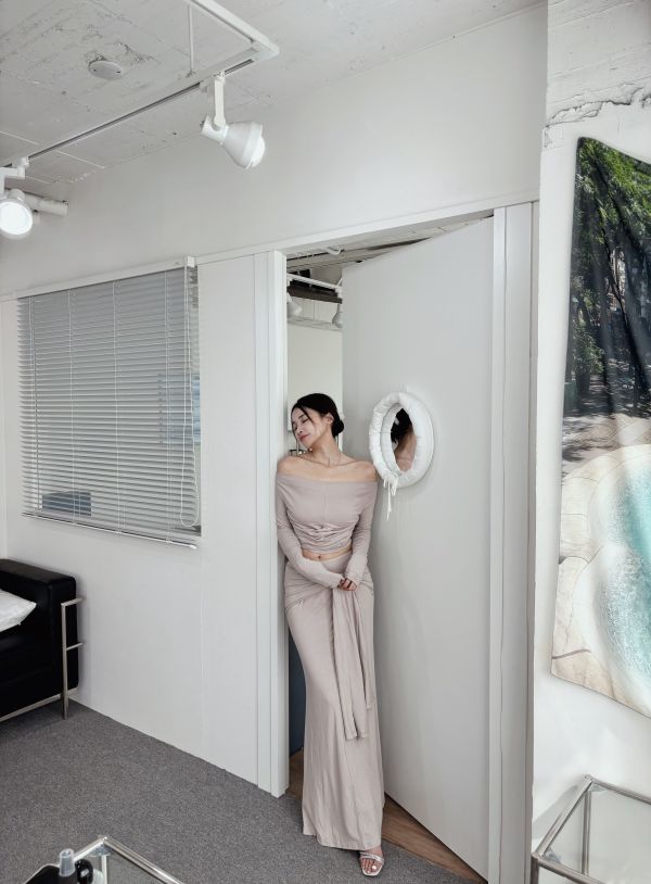 COZY氣質一字領扭結+長裙套裝 氣質杏 