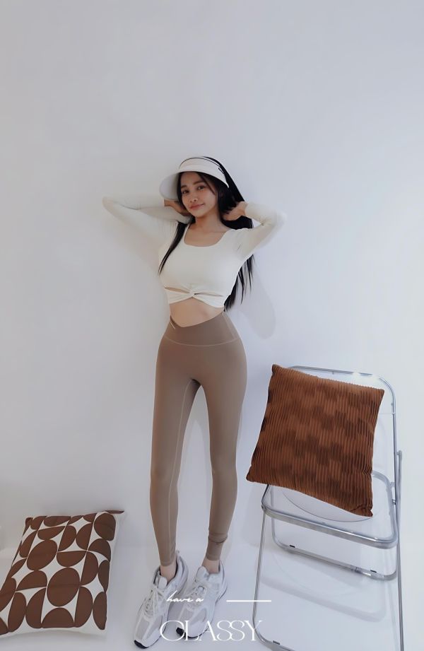 設計簍空提臀蜜桃瑜珈褲-卡其 設計簍空提臀蜜桃瑜珈褲