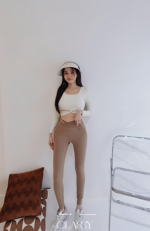 設計簍空提臀蜜桃瑜珈褲-卡其 設計簍空提臀蜜桃瑜珈褲