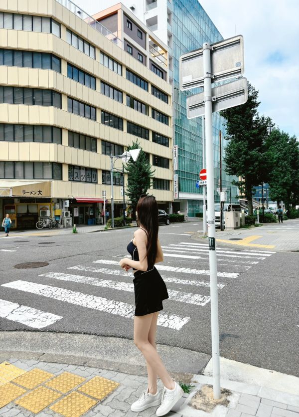 NAGOYA本期大推假兩件繞脖線條Bratop 黑 