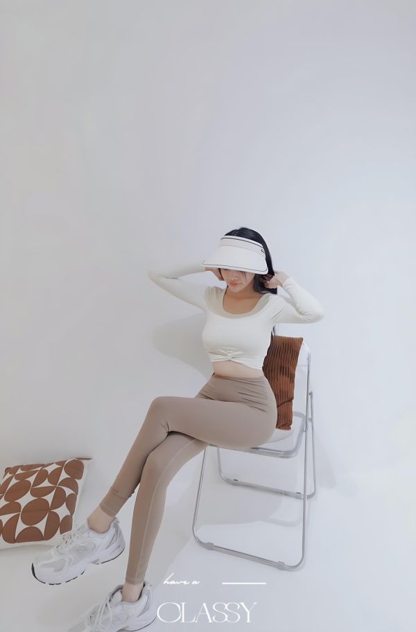 設計簍空提臀蜜桃瑜珈褲-卡其 設計簍空提臀蜜桃瑜珈褲