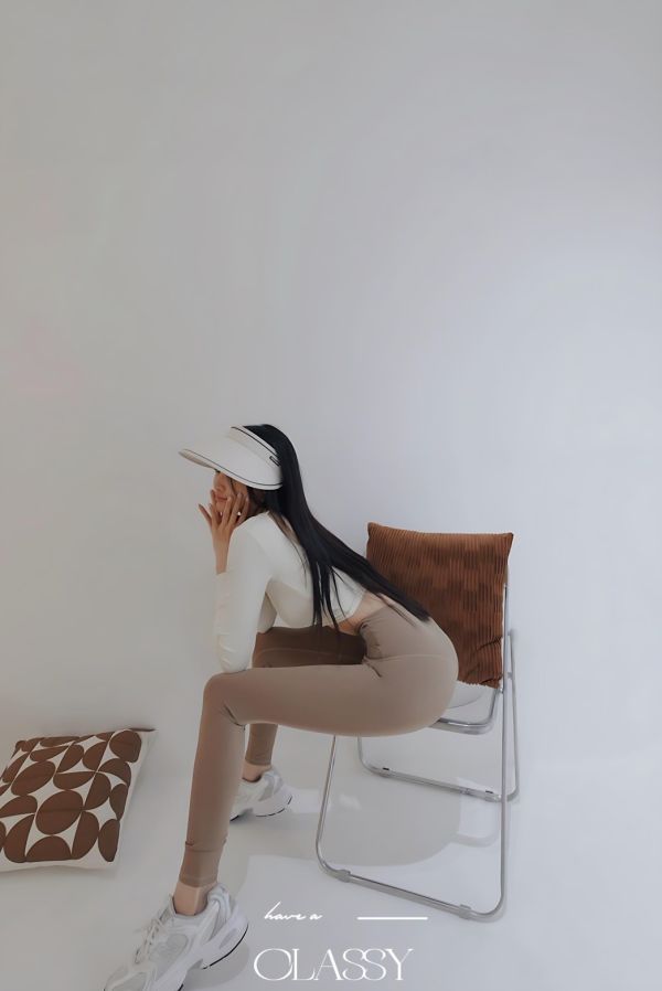 設計簍空提臀蜜桃瑜珈褲-卡其 設計簍空提臀蜜桃瑜珈褲