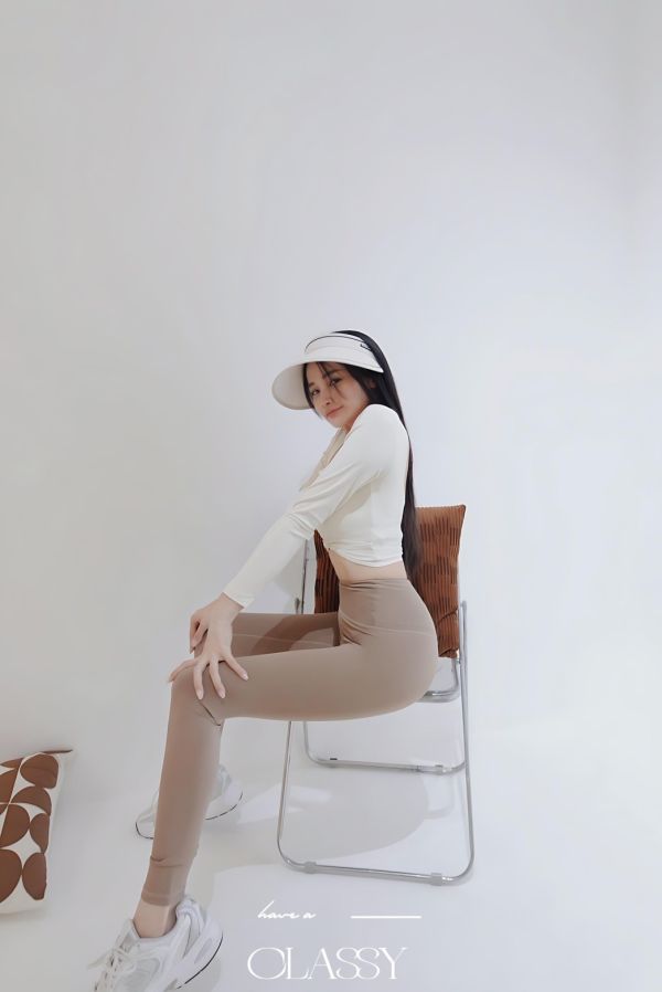 設計簍空提臀蜜桃瑜珈褲-卡其 設計簍空提臀蜜桃瑜珈褲