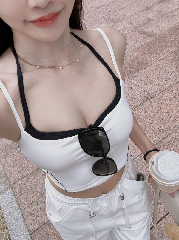 NAGOYA本期大推假兩件繞脖線條Bratop 白 