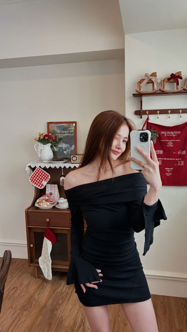 Xmas氣質一字領厚棉喇叭袖洋裝 黑 