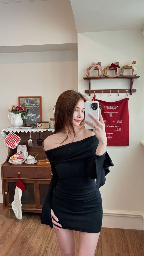 Xmas氣質一字領厚棉喇叭袖洋裝 黑 