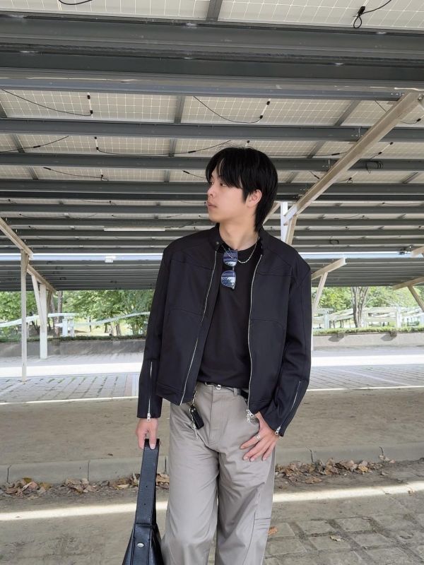 結構剪裁 圓領 袖口拉鍊 機車夾克 