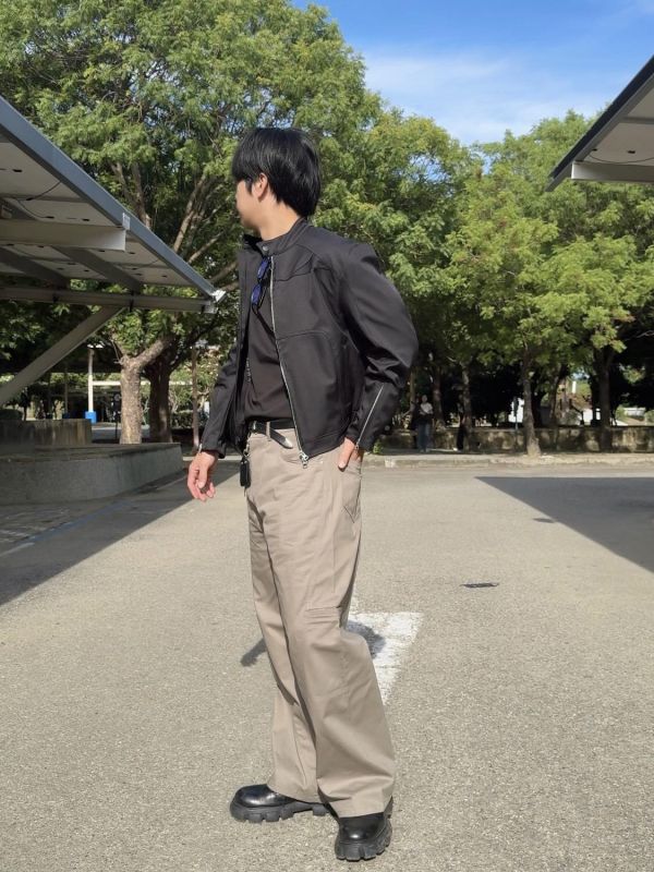 結構剪裁 圓領 袖口拉鍊 機車夾克 