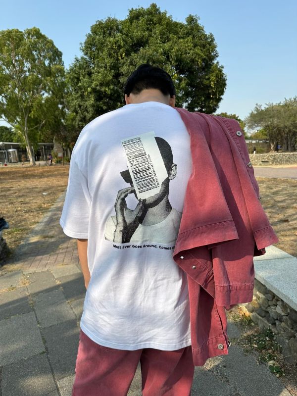 條碼遮臉大背圖落肩短T 