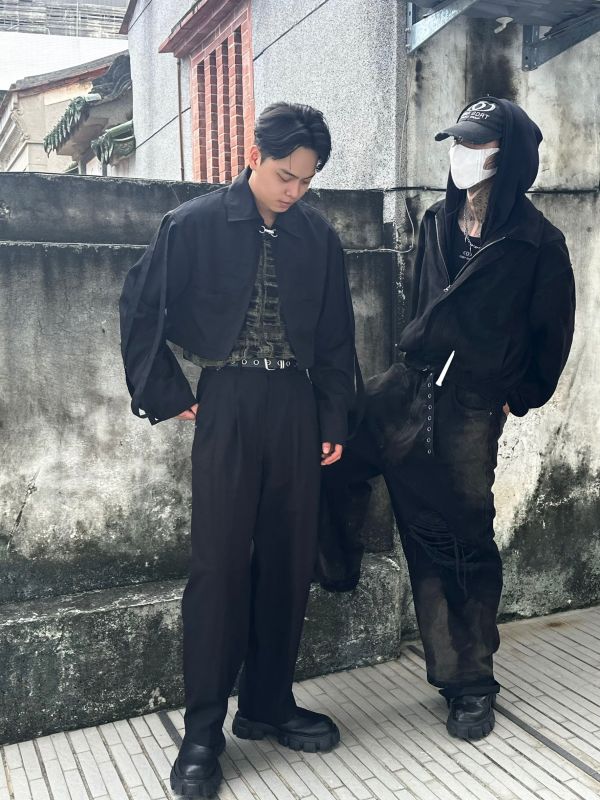 鐵扣手臂帶繩短版外衫 