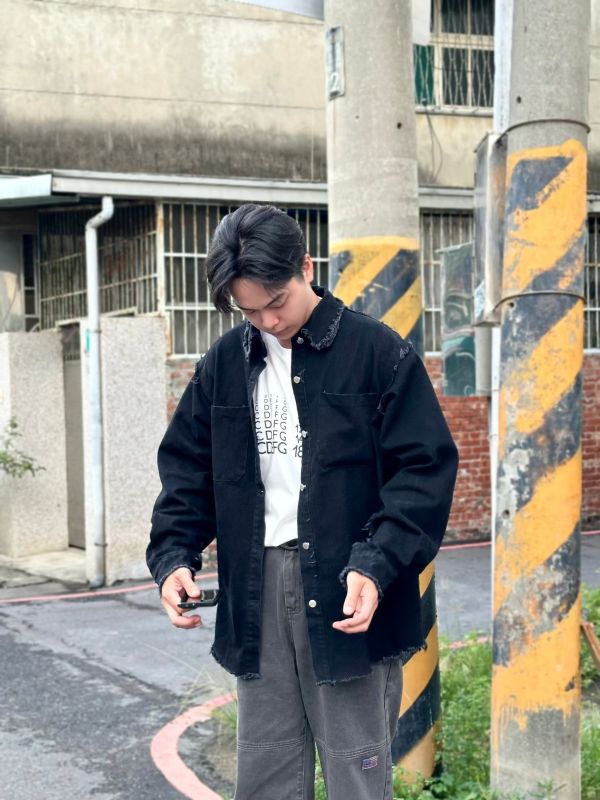 做舊抽鬚排扣牛仔夾克 