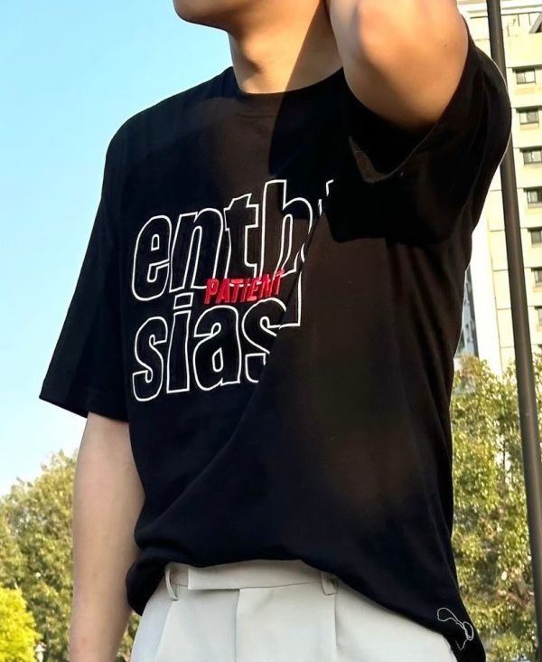 enthu siasm 刺繡小字短袖 