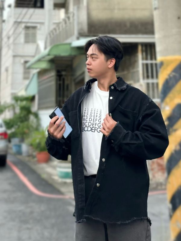 做舊抽鬚排扣牛仔夾克 