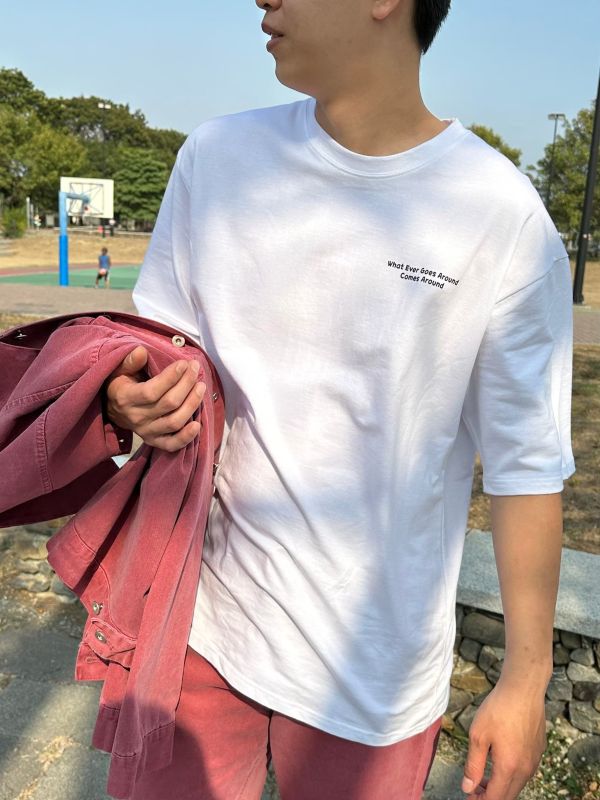 條碼遮臉大背圖落肩短T 