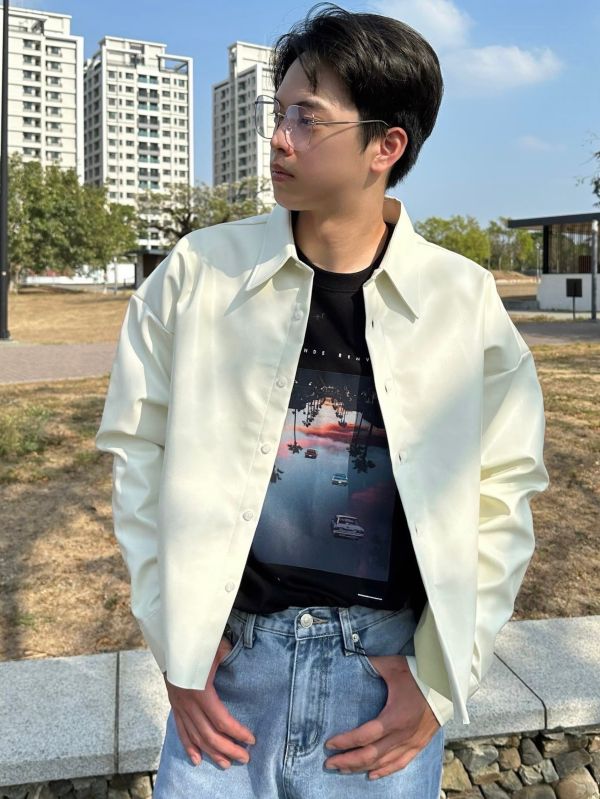 超顯壯短版落肩不修邊皮革襯衫 