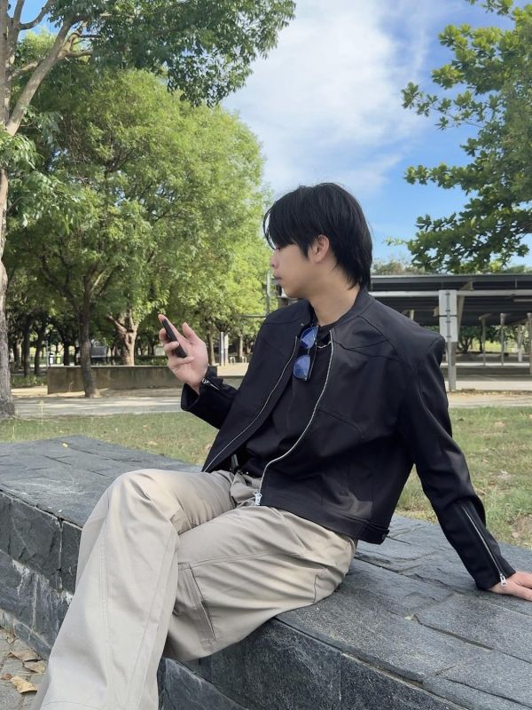 結構剪裁 圓領 袖口拉鍊 機車夾克 