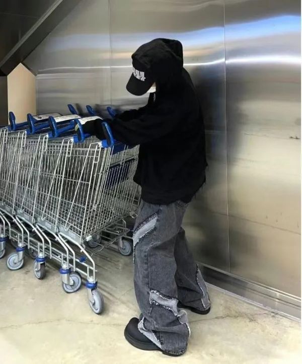 抽鬚弧形拼接牛仔褲 